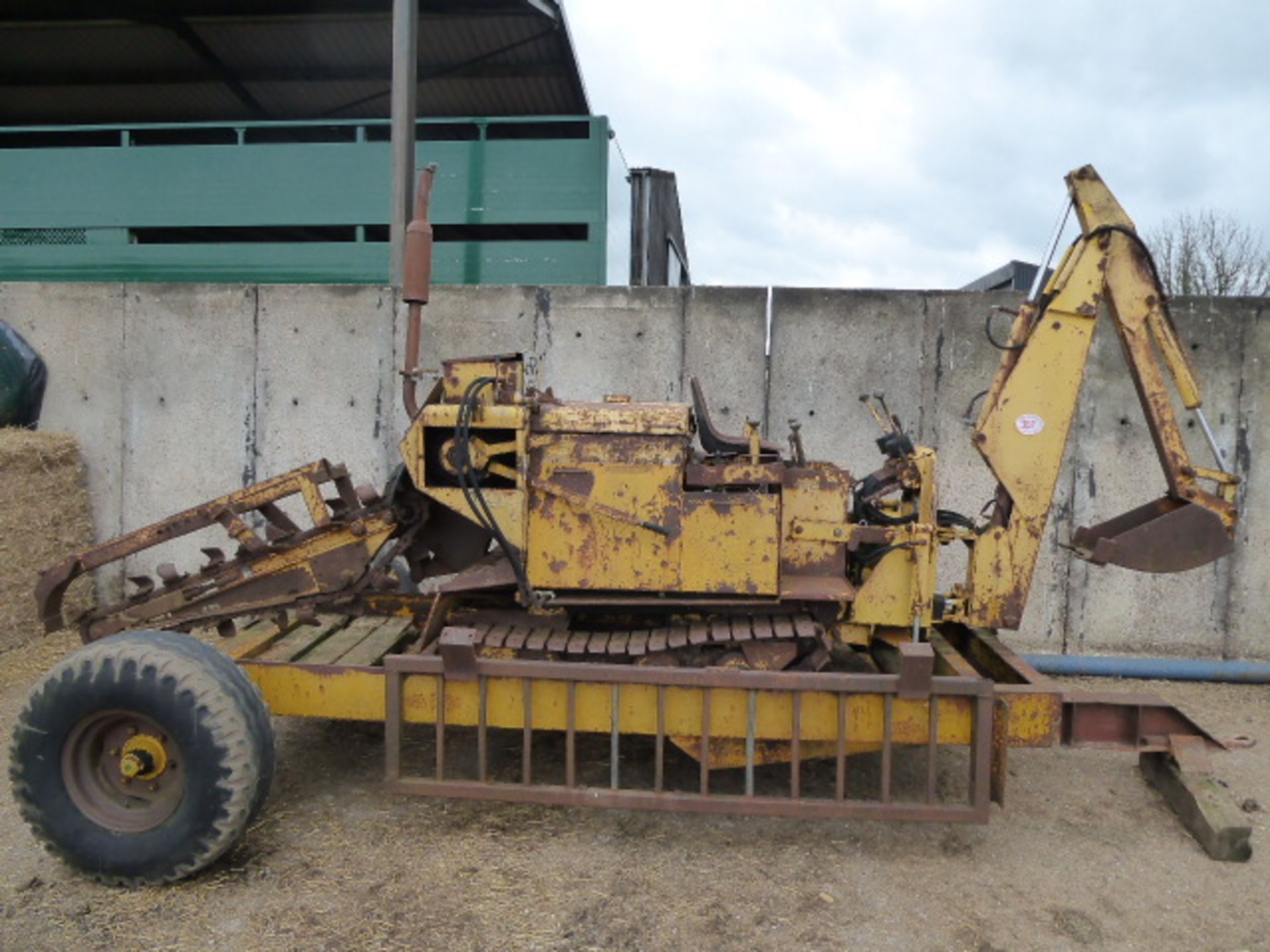 T39 AFT Trencher (starts/runs) Reg EAR461Y 2894 hours on low loader - Image 2 of 3