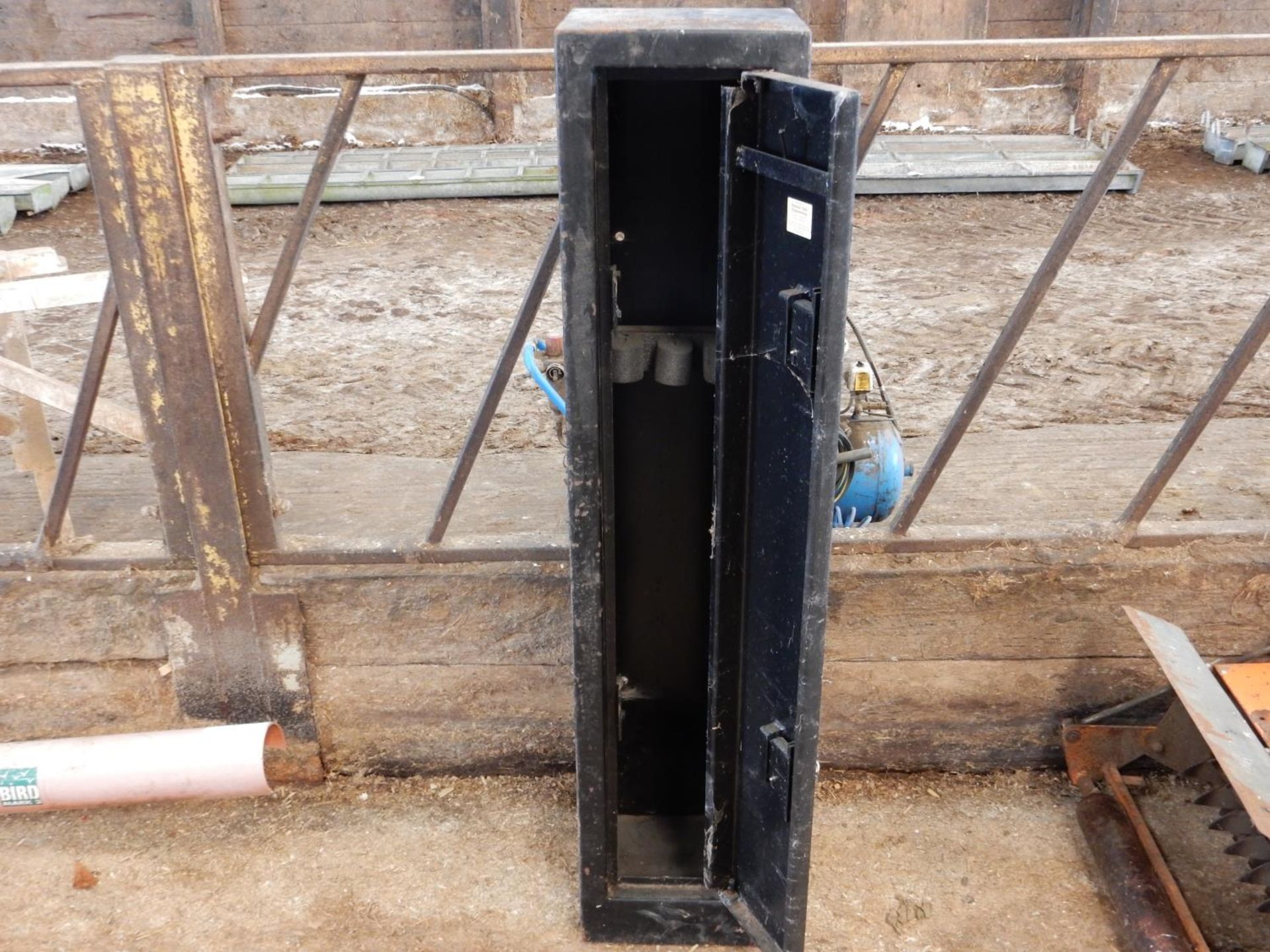 Lockable metal gun cabinet c/w keys - Image 2 of 2