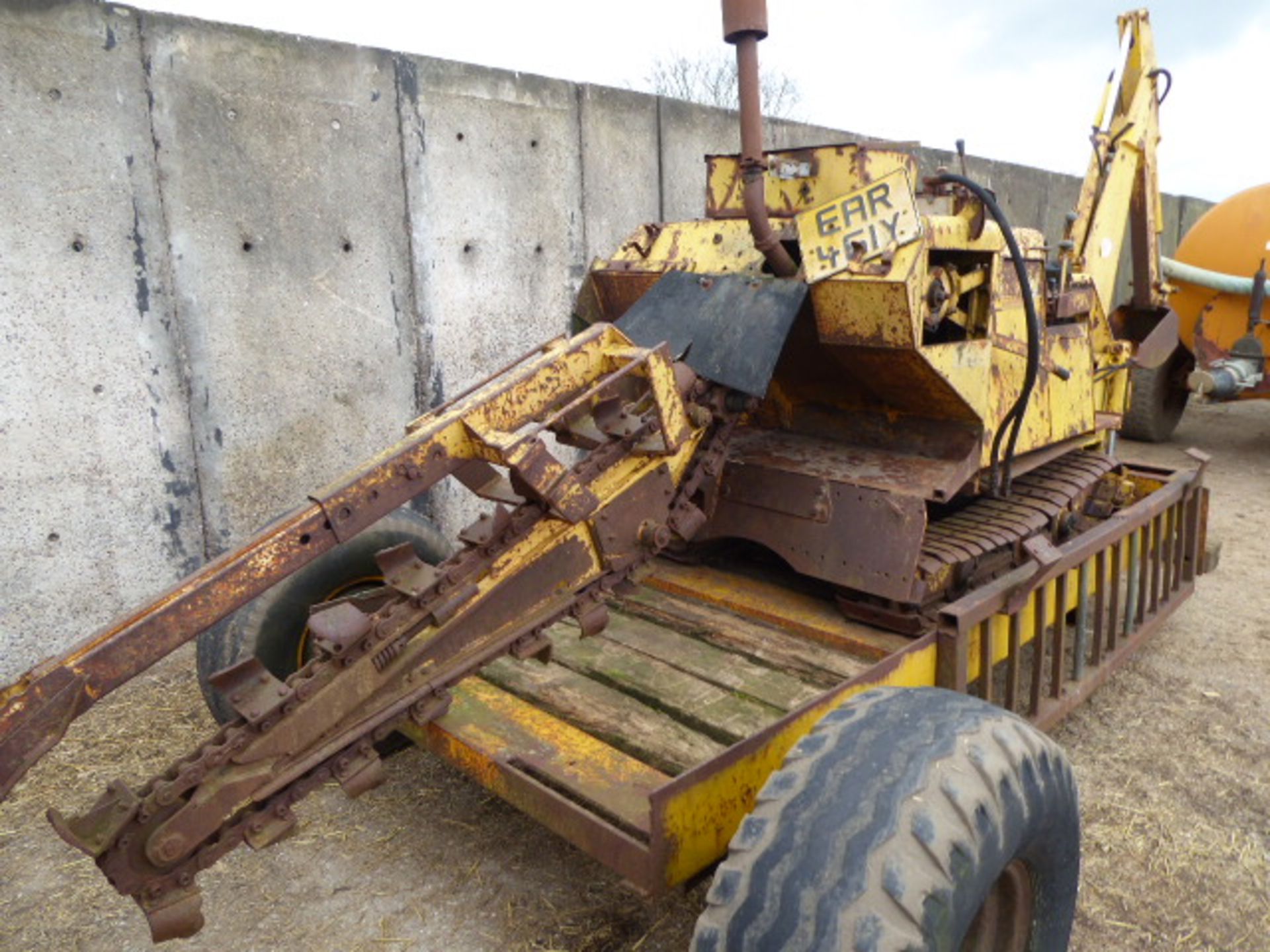T39 AFT Trencher (starts/runs) Reg EAR461Y 2894 hours on low loader - Image 3 of 3