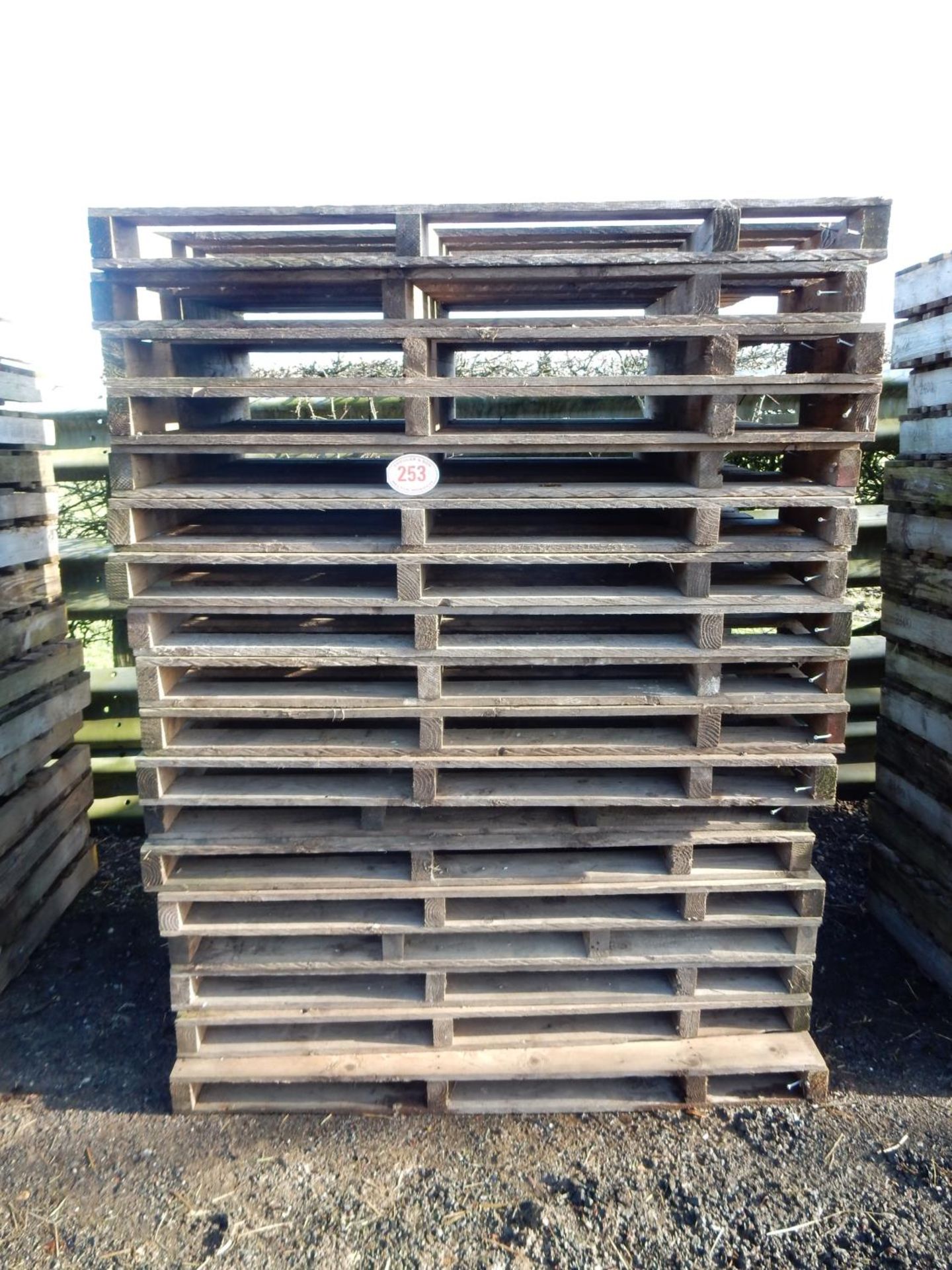 Quantity of 18 wooden pallets