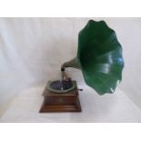 Early 20thC oak case Zonophone gramophone with tin Morning Glory horn