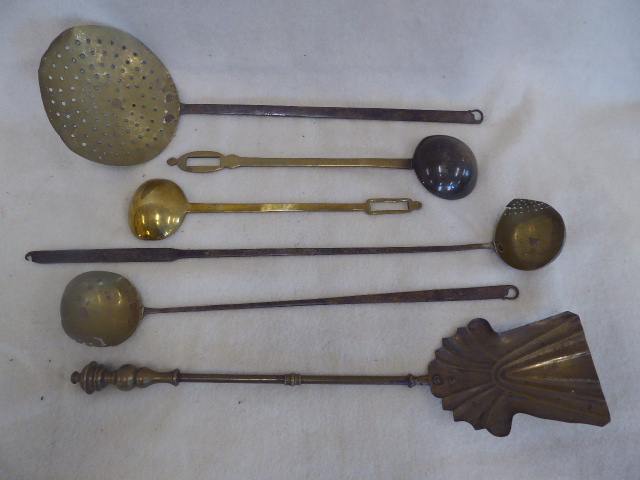Middle Eastern brass - long handled ladles, trays, jardiniere etc. - Bild 3 aus 3