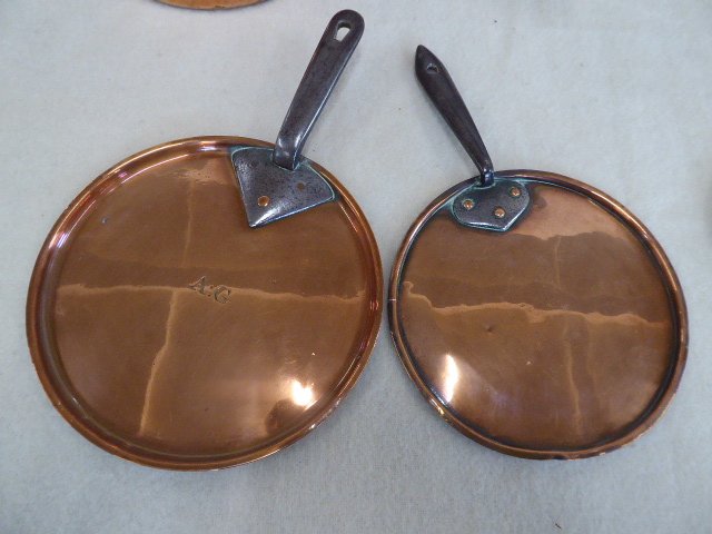 Matched set 19thC steel handled copper saucepans with lids (6) - Bild 2 aus 8