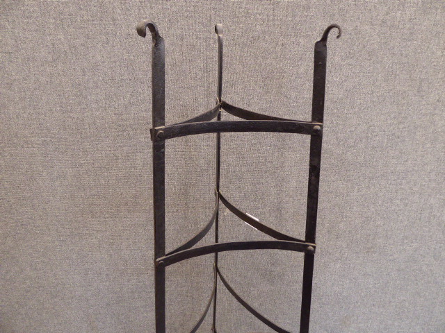 Wrought iron tapered tripod saucepan stand - Bild 2 aus 2