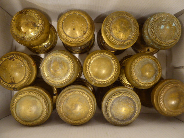 Box of brass door handles - Bild 2 aus 3