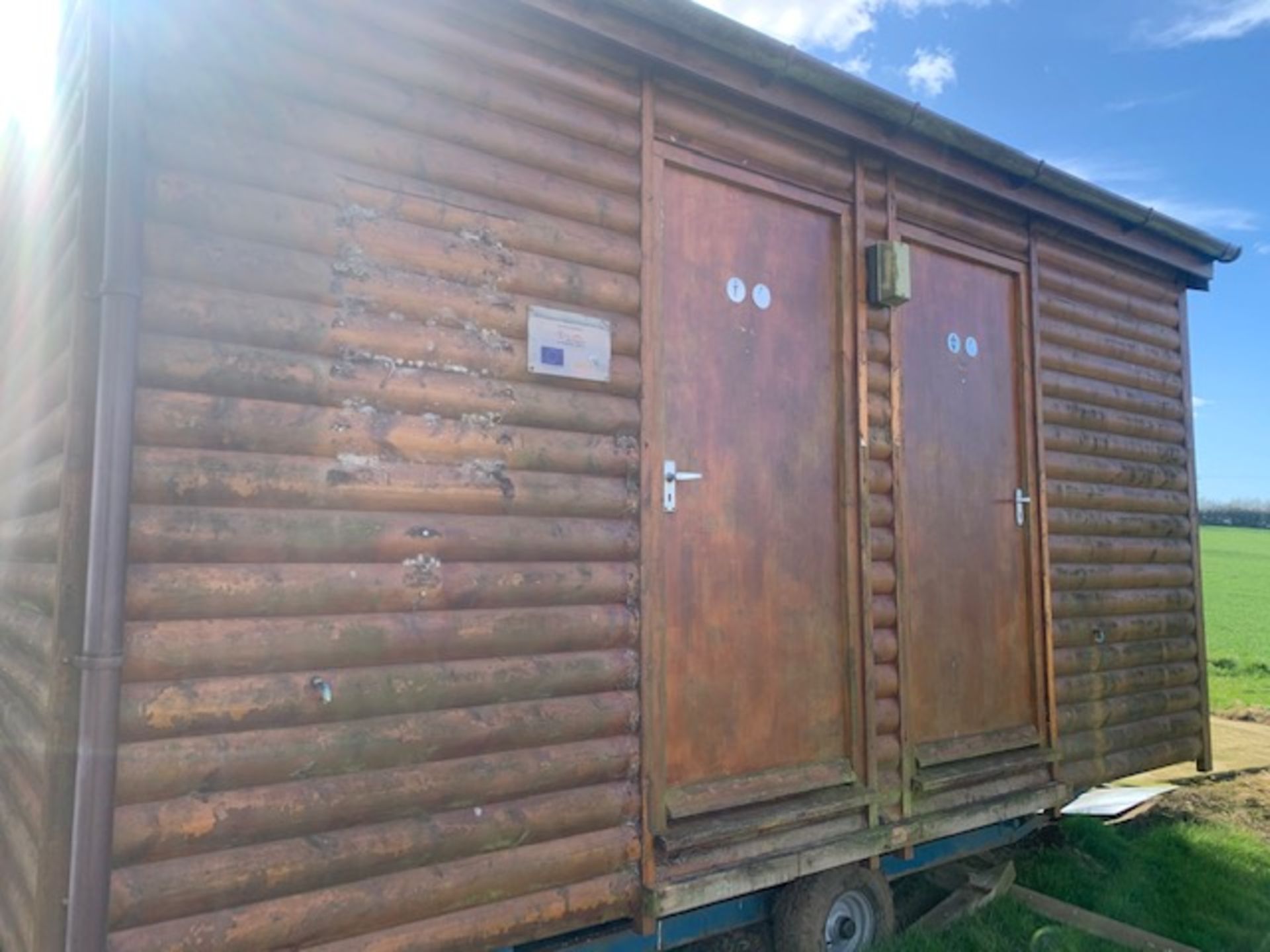 Portable toilet block on trailer - Image 2 of 6