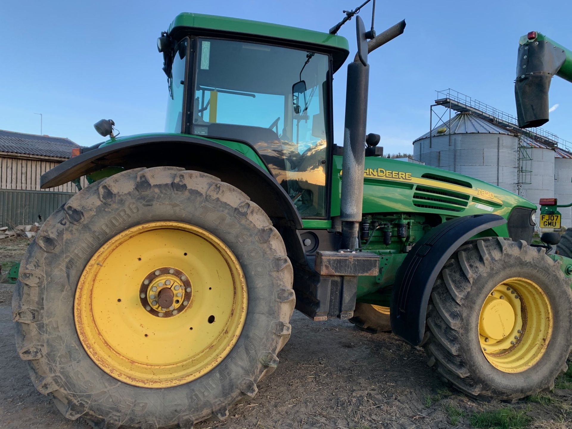 John Deere 7820 4wd tractor, Reg AU05MMJ, Power quad 40kph gearbox, tyres 60%, - Image 4 of 8