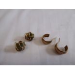 Pair of 9ct gold knot and pair of 9ct gold cuff earrings 4.