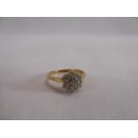 18ct gold cluster ring set with 7 diamonds (3.