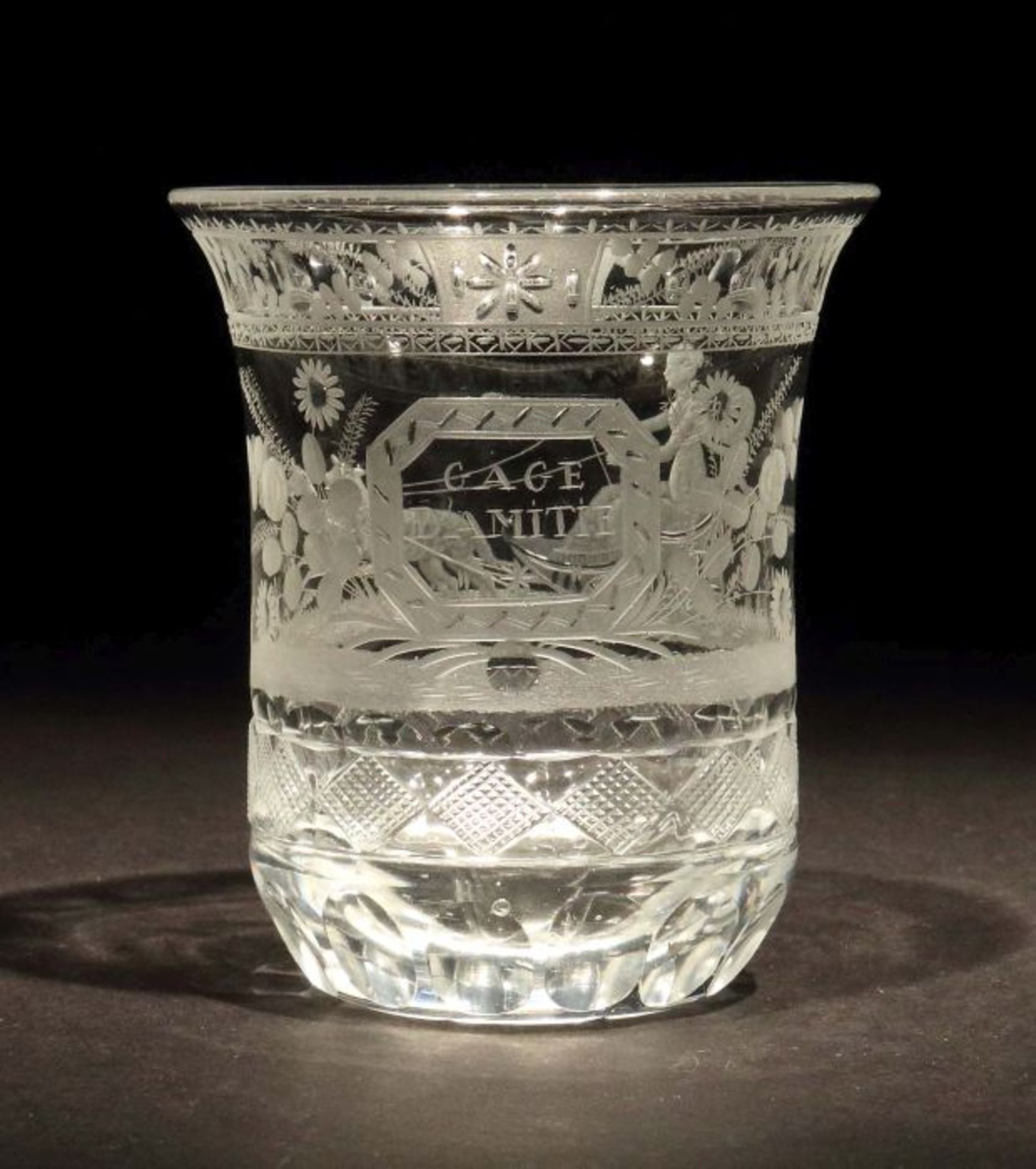 Becher "Zeichen der Freundschaft" Paris, Charpentier, um 1810, farbloses Glas mit