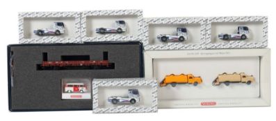 2 Modellauto-Sets und 5 Renntrucks Wiking, 1x Set: Sprengwagen m. Walze, Art.-Nr. 649; 1x