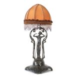 Jugendstil-Tischlampe Anfang 20. Jh., Zinn, floral gezierter Stand, vollplastische Schönheit in