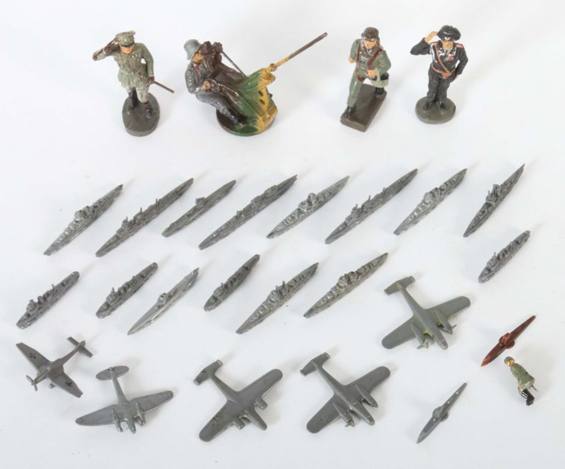 17 Militärschiffe, 5 Bomber & 5 Massefiguren wohl Magarine-Figuren, ca. 1970er, Jahre, Kunststoff, - Bild 2 aus 2