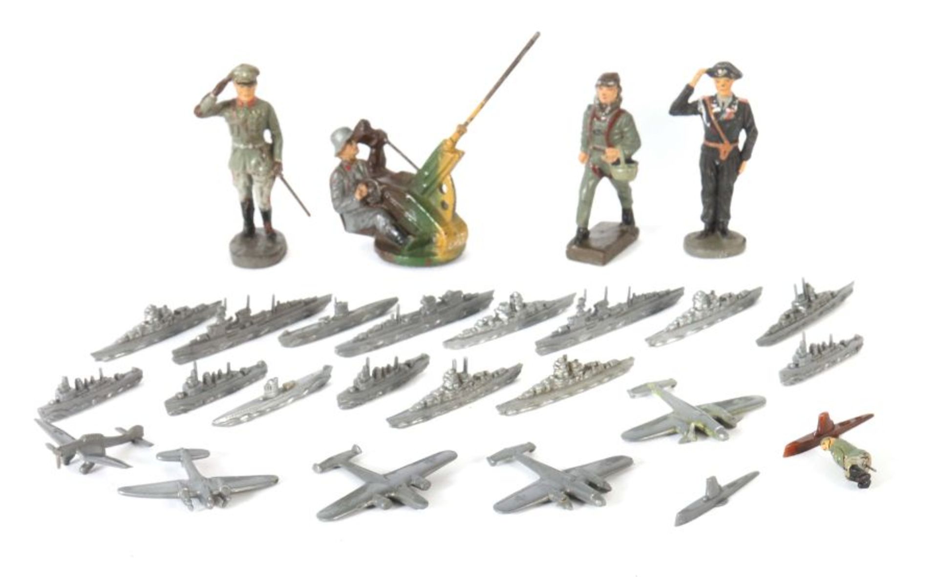 17 Militärschiffe, 5 Bomber & 5 Massefiguren wohl Magarine-Figuren, ca. 1970er, Jahre, Kunststoff,