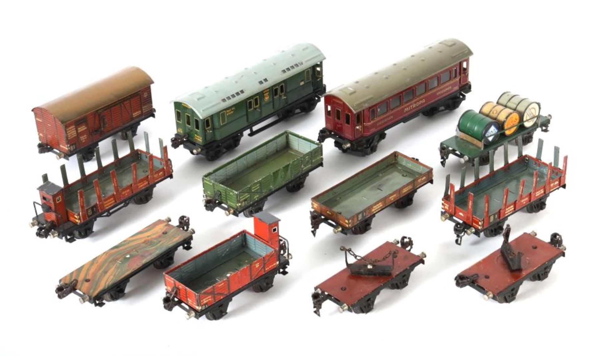 2 Wagen, 8 Güterwagen Märklin, Spur 0, 1 x Postwagen 1775/0, BZ 1935-1939, grün CL, 4 Türen und 4