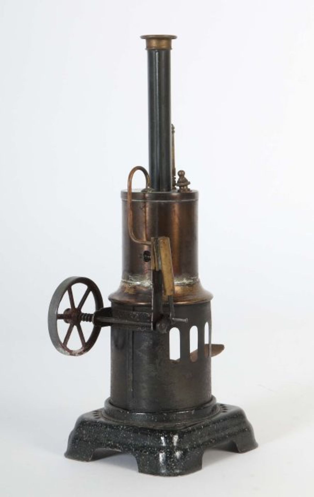 Stehende Dampfmaschine J. Falk, wohl Nr. 1460, ca. 1935, geschwärzter stehender Kessel, Ventil und - Bild 2 aus 2
