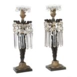 Paar Karyatiden-Kerzenleuchter mit Glasbehang 19. Jh., Bronzeguss, in Partien brüniert bzw.