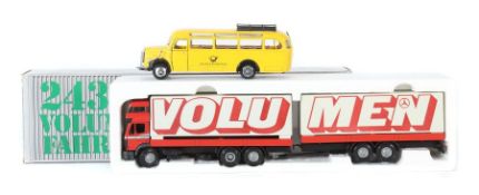 2 Modellfahrzeuge 1 x 2433L/6x2 Volumenfahrzeug MB, Art.-Nr. 336, M 1:50, Metall rot, Aufbau aus