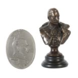 Büste und Relief Kaiser Wilhelm II, Bronze-Büste der Fa. Gladenbeck, auf getrepptem Holzsockel,