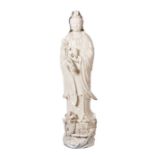 Große Guanyin China, 20. Jh., Porzellan, Blanc de Chine, vollplastische Darstellung der Guanyin