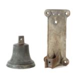 Kirchenglocke 18./19. Jh., Bronze mit Patina, schlichter Glockenkorpus, mit Klöppel und