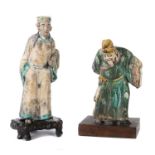 2 Dachreiter China, 19. Jh., Keramik, mehrfarbig gefasst, 1x Beamter mit Hut und Wedel, in weiß-
