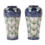 Paar Jugendstil-Vasen England, Royal Doulton, A. 20. Jh., beiger Scherben, glasiert und part.