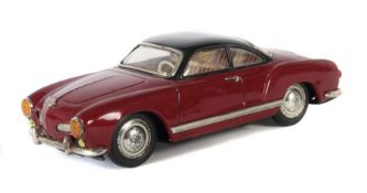 VW Karmann Ghia ATC Japan, ca. 1960-69, Blech, weinrot mit schwarzem Verdeck, verchromte