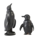 Bildhauer des 20. Jh. "Paar Pinguine", Eisenguß patiniert, vollplastische, leicht stilisierte