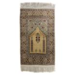 Seidenteppich mit Kolonaden-Mihrab Türkei, um 1950/60, Seide auf Seide, goldfarbener Mihrab mit