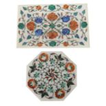 Pietra-Dura-Tablett und -Platte Indien, 20. Jh., Alabaster mit Farbsteineinlagen aus Floral- und