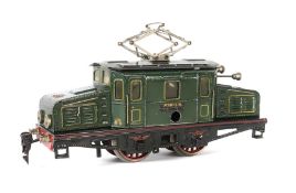 E-Lok Märklin, Spur 0, RV 920, BZ ca. 1930, grün m. grauem Dach, Uhrwerkantrieb, v+r, L: 23,5 cm.