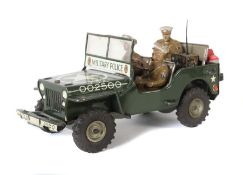 Jeep "Military Police" Arnold, ca. 1950, Modell 2500, Blechausführung, offener Jeep in grün mit