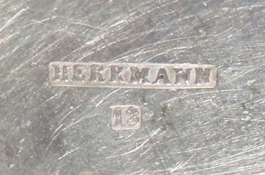 Bügelschale 19. Jh., Silber 13-lötig, ca. 390 g, runder Hohlfuß mit vertikalen Faltenzügen, - Image 3 of 3