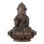 Guanyin China, w. 19. Jh., Bronze, in padmasana auf Lotussockel sitzend, mit der rechten Hand das