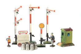 14 Teile Bahnhofszubehör Märklin u.a., 1 x Bahnwärterhaus, Modell 02150 (2137/1), BZ 1902-1914,