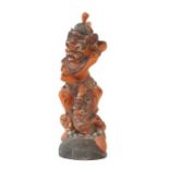 Hanuman Indonesien, 20. Jh., Holz, polychrom orange, schwarz, rot und weiss gefasst, vollplastische