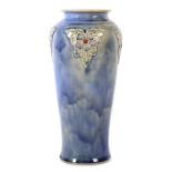 Jugendstil-Vase England, Royal Doulton, A. 20. Jh., rötlicher Scherben, die Balusterform blau-