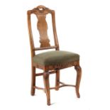 Barock-Stuhl 18. Jh., Buche, geschwungene Frontbeine mit geschnitzten Palmettenornamenten und