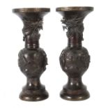 Paar Vasen China/Japan, 19. Jh., Bronze, patiniert, part. Goldfarbereste, mit hohem, zur ornamental