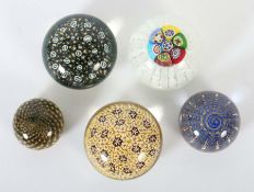 5 Paperweights Wohl Deutschland/Italien, 20. Jh., farbloses Glas mit plan geschliffenem Stand,