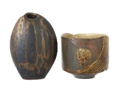 2 Vasen Deutschland, Mitte/Ende 20. Jh., beiger bzw. rotbrauner Scherben, die Vase von Signe