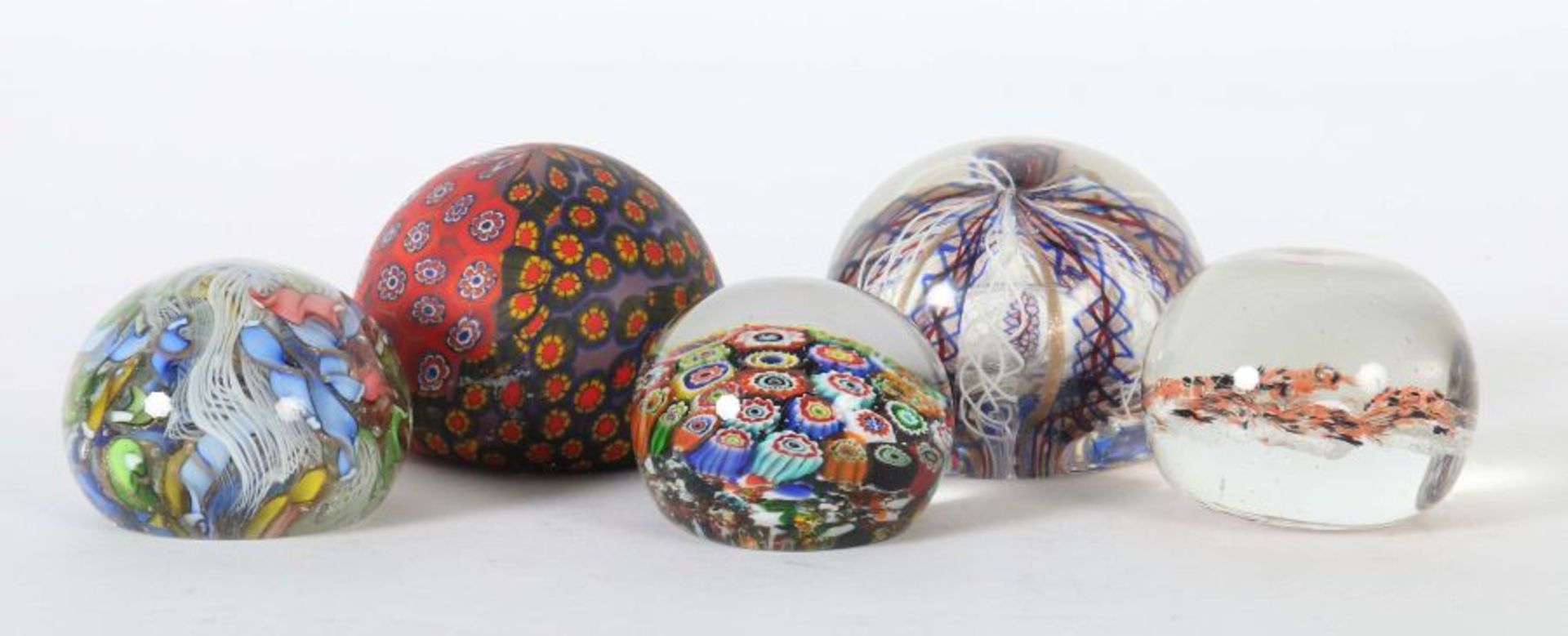 5 Paperweights Wohl Böhmen/Italien, 20. Jh., farbloses Glas mit plan geschliffenem Stand, ein - Bild 2 aus 2