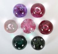 7 Paperweights Wohl Schottland, Caithness Glass, Ende 20. Jh., farbloses Glas mit polychromen