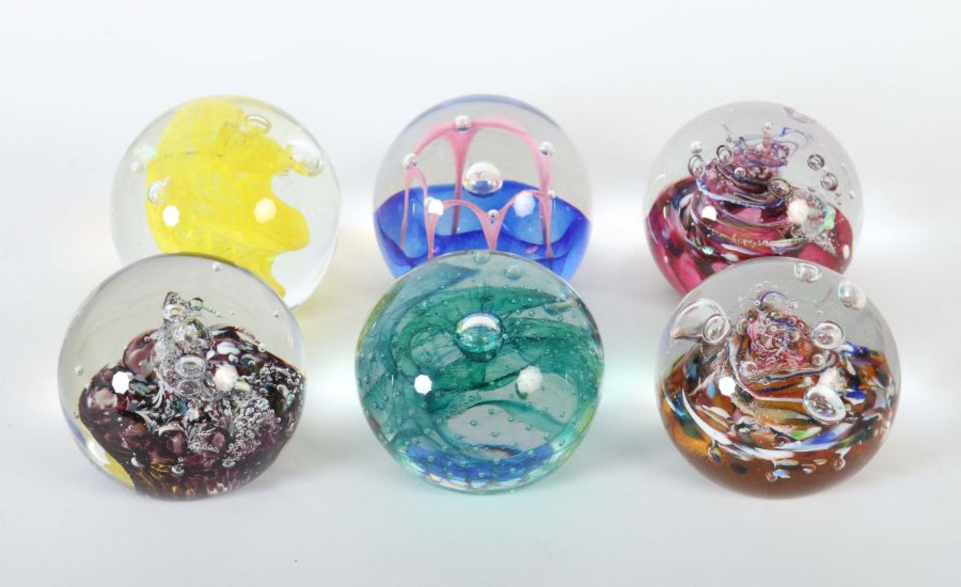 6 Paperweights Wohl Schottland, Caithness Glass, Ende 20. Jh., farbloses Glas mit zumeist in Kissen - Bild 2 aus 2