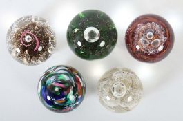 5 Paperweights Schottland, Selkirk Glass, 1980er Jahre, farbloses Glas mit zumeist plan