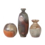 3 Vasen 2. Hälfte 20. Jh., Steinzeug, die Wandungen unterschiedlich braun glasiert, tlw. mit