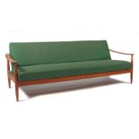 Daybed 1960er Jahre, wohl Dänemark, das Gestell aus organisch gerundetem Teakholz, klappbare