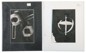 Ray, Man 1890 - 1976, Fotokünstler. 2 Schwarz-Weiß-Fotografien: "Glas und geometrische Körper"