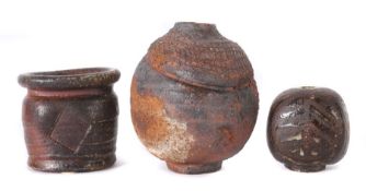 3 Studiokeramik-Vasen 2. Hälfte 20. Jh., bräunliche bzw. graue Scherben, die Wandungen in
